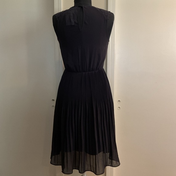 🤍NWT Navy Blue Pleated Chiffon Dress - Picture 4 of 5